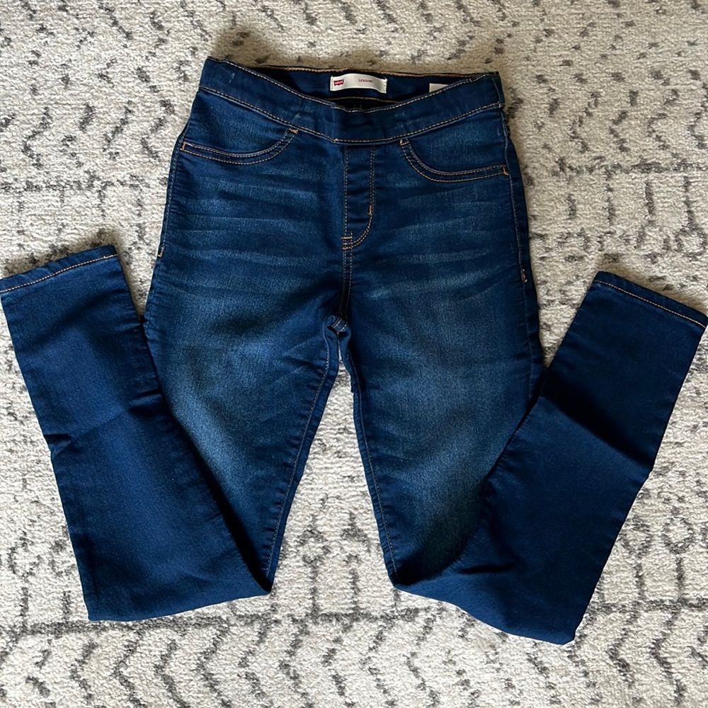Girls Levi’s legging jeans.